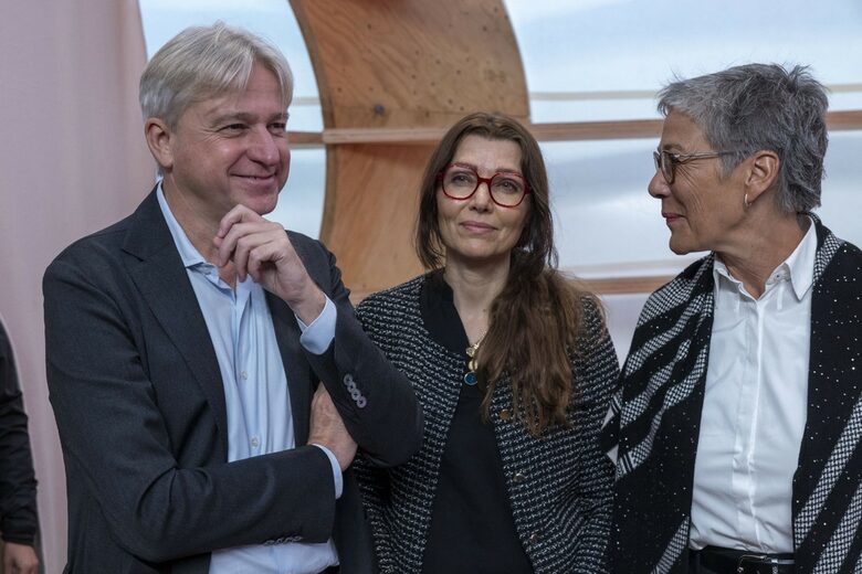 Директорът на панаира на книгата във Франкфурт Юрген Бос, писателката Елиф Шафак и Карин Шмид-Фридерикс, президент на Германската асоциация на книгоиздателите, на откриването на най-голямото книжно изложение