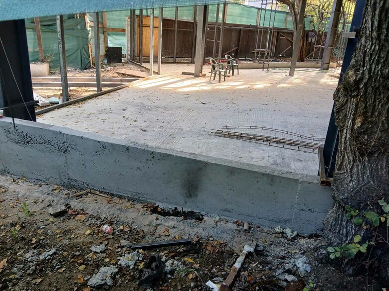 Нова бетонна основа е излята на мястото на старата