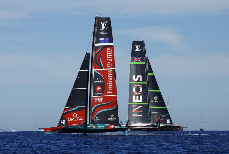 Ineos Britannia и Emirates Team New Zealand по време на една от финалните гонки.