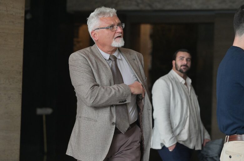 Адвокатът на пострадалото семейство Златанови - Минчо Спасов, поиска съдът да издаде европейска заповед за ареста на Петро Петров, но съдебният състав отхвърли молбата Адвокатът на пострадалото семейство Златанови - Минчо Спасов, поиска съдът да издаде европейска заповед за ареста на Петро Петров, но съдебният състав отхвърли молбата