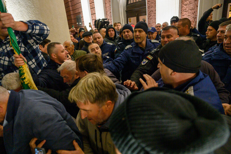 По време на протеста е бил нападнат и актьорът Владимир Пенев