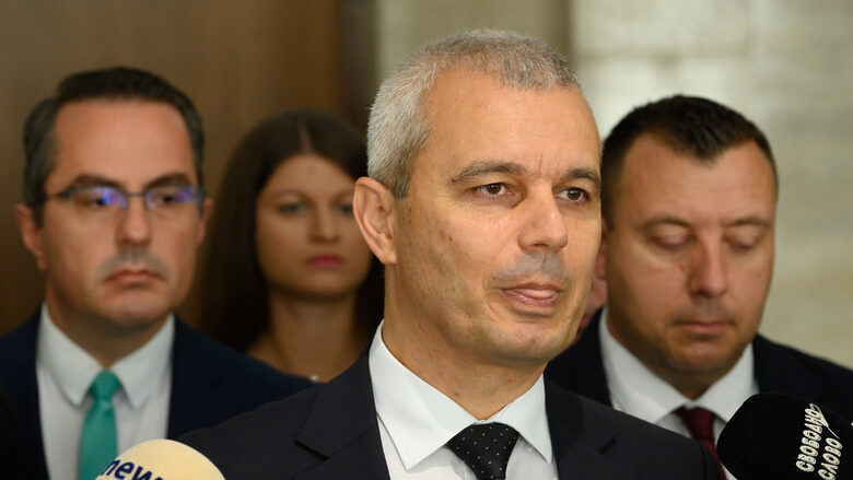 Костадинов видя в 300 души народа, който се изплюл "в лицето на жълтопаветните еничари"