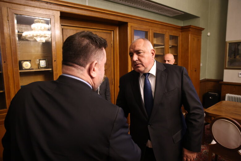 Срещата между ГЕРБ и БСП бе закрита за медиите.