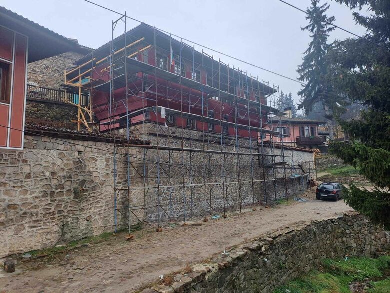В края на санирането, фасадата на Бозовата къща е в керемидено червено.