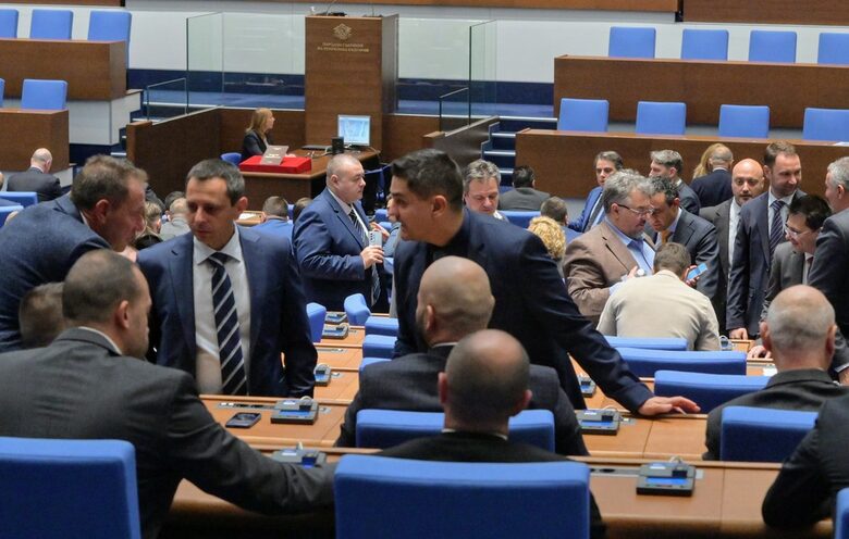След поредния опит парламентът пак не избра председател