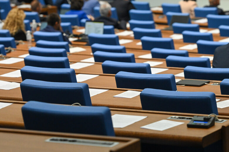 Заседанието на парламента ще бъде подновено в петък