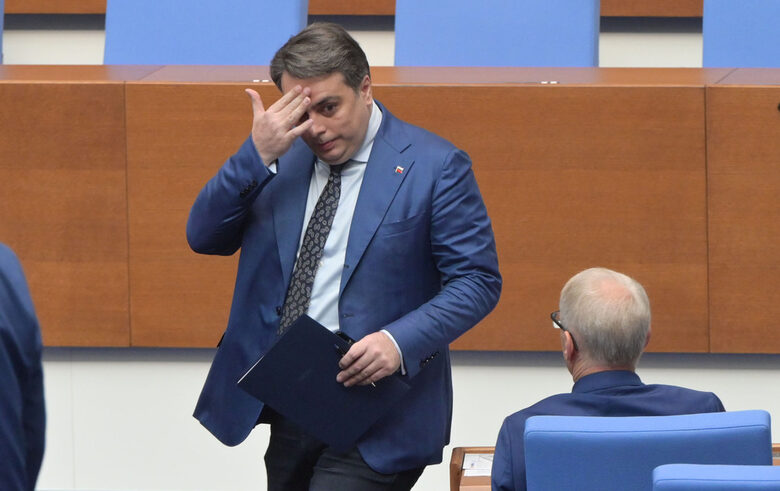 Асен Василев през медиите призова "Демократична България" да подкрепи Силви Кирилов
