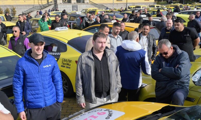 С национален протест таксиметровите шофьори предупредиха за още блокади по Коледа С национален протест таксиметровите шофьори предупредиха за още блокади по Коледа