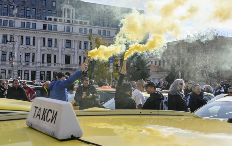 С национален протест таксиметровите шофьори предупредиха за още блокади по Коледа С национален протест таксиметровите шофьори предупредиха за още блокади по Коледа