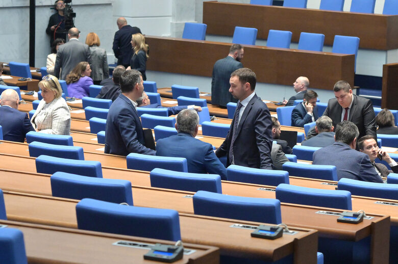 Малко преди началото на заседанието формациите запазват досегашните си позиции