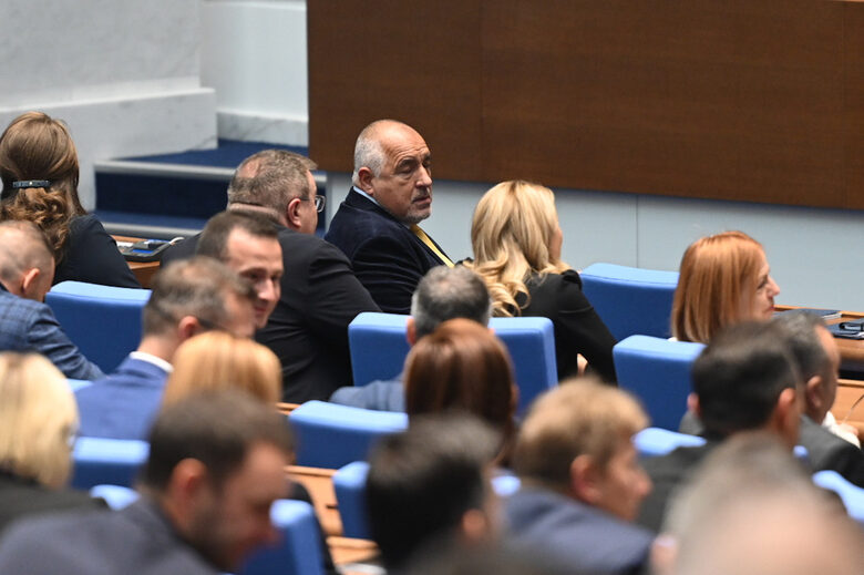 Депутатите излязоха в 30-минутна почивка