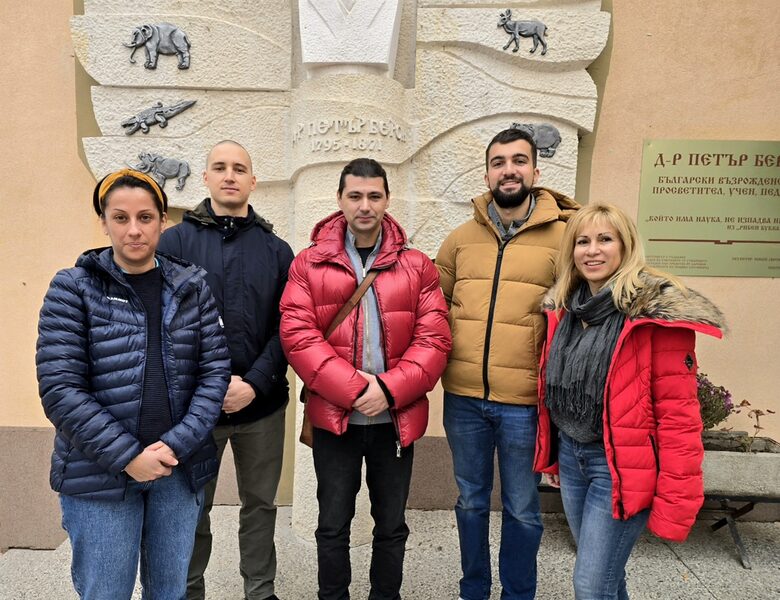 Екип лекари и кинезитерапеви от "Аджибадем Сити Клиник УМБАЛ Токуда" извърши прегледи в СУ "Д-р Петър Берон" в гр. Костинброд