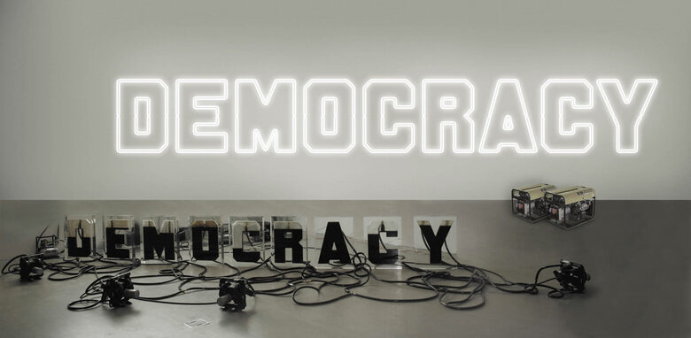 Андрей Молодкин / Демокрация (скулптура от нефт и светлина), 2019 © a/political