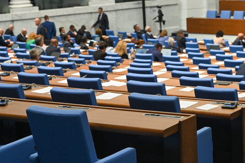 Депутатите излязоха в 30-минутна почивка