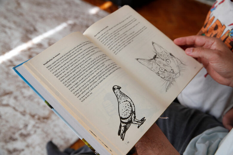 Невзат Йешилбадан и синът му Мухамед Несрур четат книга на кюрдски в Истанбул, 4 септември 2024 г.