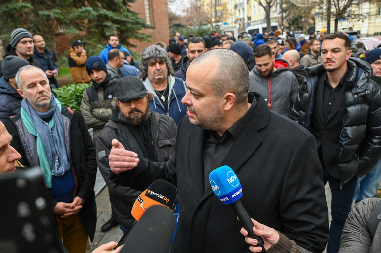Димитър Костадинов, председател на "Левски на левскарите", нападна остро мажоритарния собственик на "сините" Наско Сираков. Димитър Костадинов, председател на "Левски на левскарите", нападна остро мажоритарния собственик на "сините" Наско Сираков.