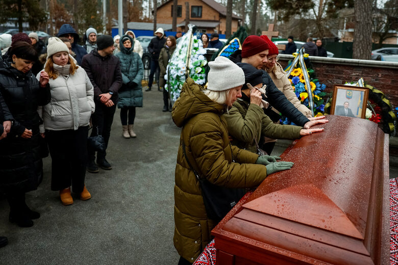 Погребална церемония за кмета на временно окупирания град Днепрорудне в Запорожка област Евгений Матвиев, който беше отвлечен в Буча преди повече от две години и тялото му беше върнато в Украйна по време на последната размяна с Русия.