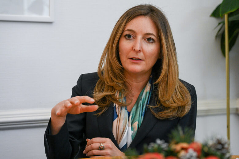 Мануела Несъл
