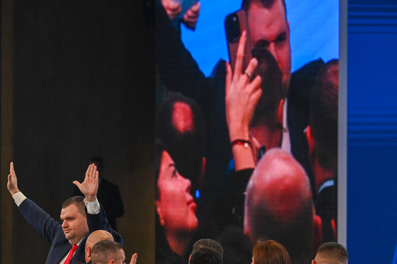 "Най-накрая имаме един истински лидер": Пеевски единодушно беше избран за председател на ДПС