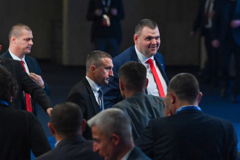 В първата си реч като едноличен лидер на ДПС Пеевски обяви, че ще води България към ново начало