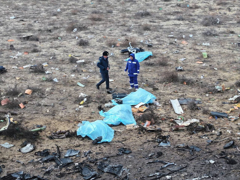 Оцелелите от падналия самолет в Казахстан станаха десетки, версиите се увеличиха