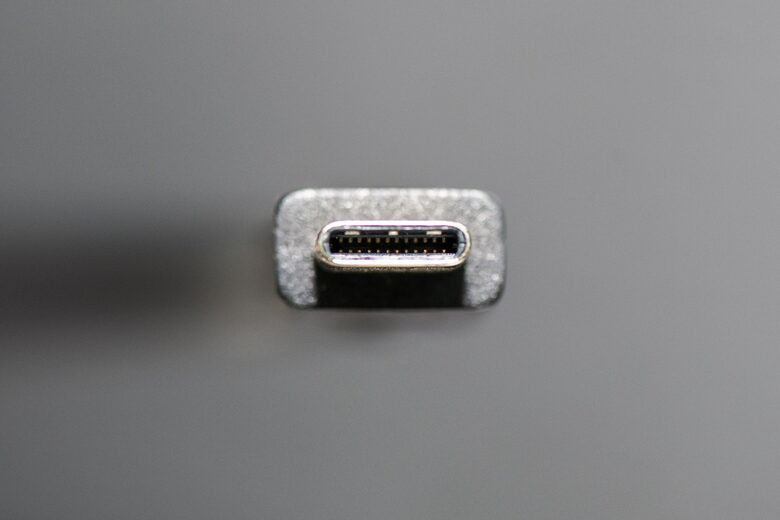 USB-C портът прилича на micro USB, но се различава от него