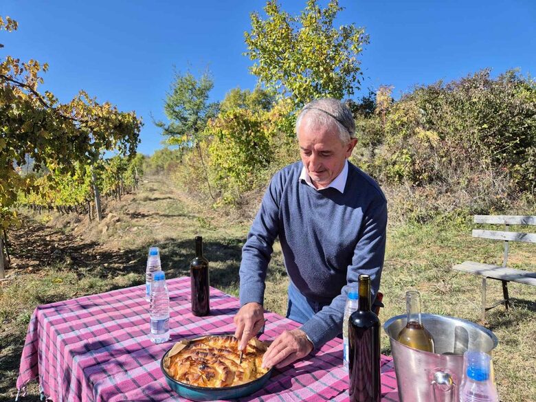 Тодор Костадинов, "Агрофитнес", насред лозята си.