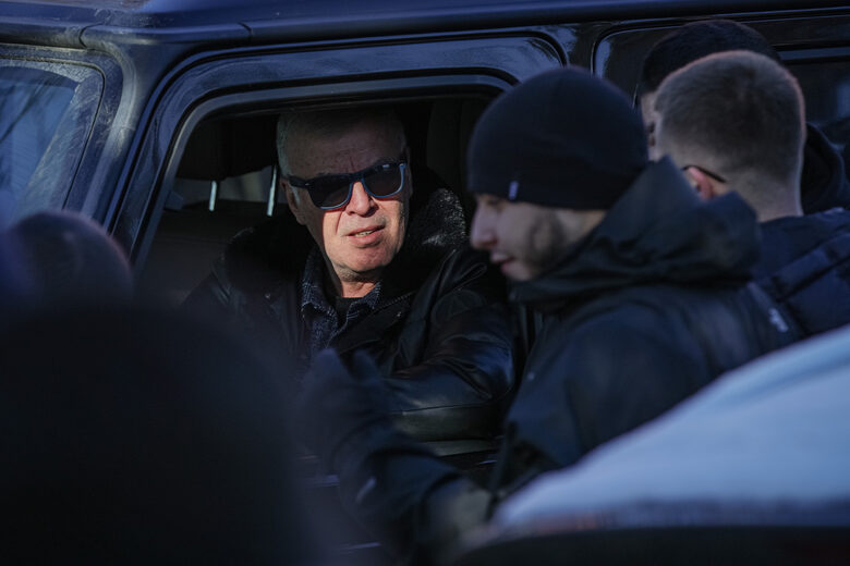 Фенове на "Левски" са обсадили автомобила на собственика Наско Сираков в опит да разберат какво се случва в клуба.
