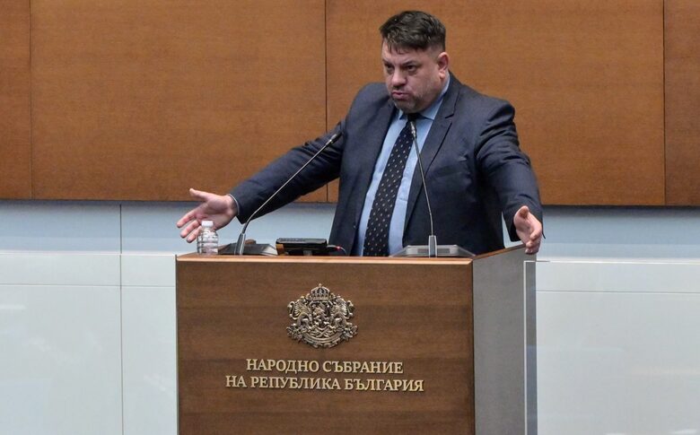 Временният председател на БСП Атанас Зафиров по време на изслушването за позицията на правителството за регистрацията на старостилна старостилна църква Временният председател на БСП Атанас Зафиров по време на изслушването за позицията на правителството за регистрацията на старостилна старостилна църква