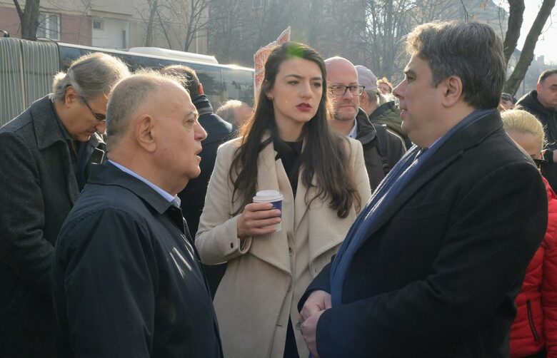Пред сградата в подкрепа на Петков дойдоха Атанас Атанасов, Асен Василев, Лена Бориславова, Божидар Божанов, Николай Денков и други депутати от "Продължаваме промяната - Демократична България"