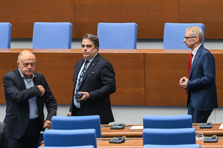 Парламент - заседание - Атанас Атанасов - Асен Василев - Николай Денков - ПП-ДБ