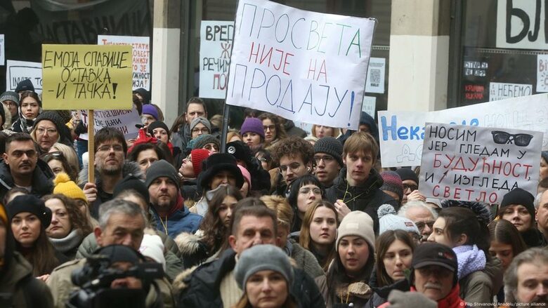 Учители също прекратиха работа и излязоха на улицата в Белград. Учители също прекратиха работа и излязоха на улицата в Белград.