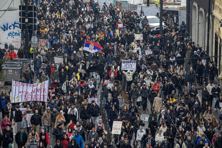 Общата стачка обхвана големите градове в Сърбия, Вучич обяви контрамитинг Общата стачка обхвана големите градове в Сърбия, Вучич обяви контрамитинг