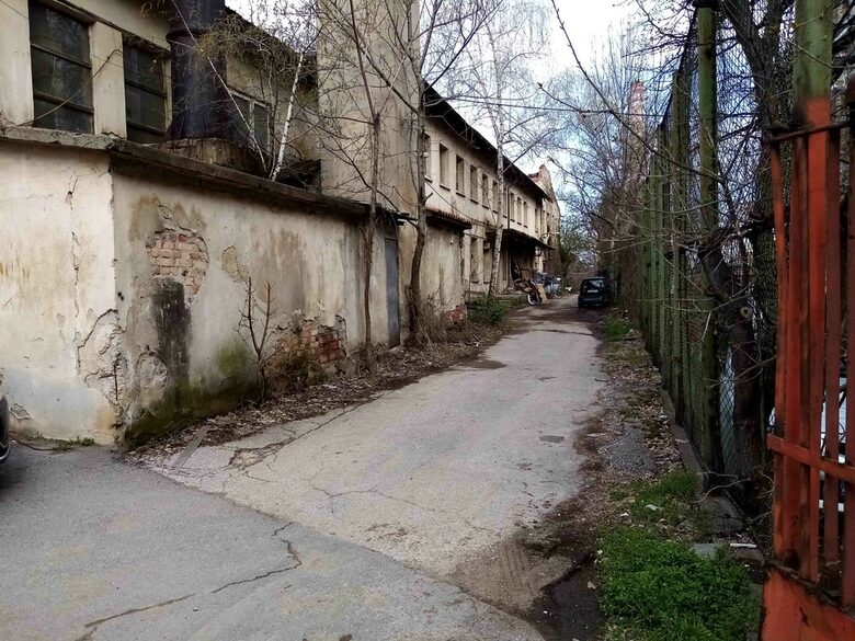 Дворът около сградата на "Балкантон" Дворът около сградата на "Балкантон"