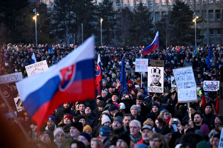 Премиерът Роберт Фицо говори в последно време за опит за "Майдан" в Словакия (понятието за протестите в Украйна, свалили Виктор Янукович през 2013-2014 г., което Русия използва, за да дискредитира демонстрации) в отговор на недоволството на хиляди излизащи на улицата