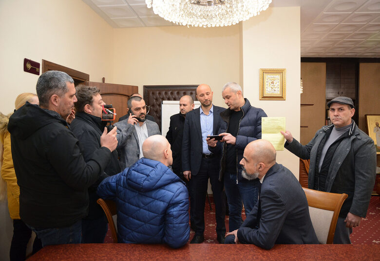 Костадин Костадинов и негови съпартийци нахлуха за саморазправа в кабинета на варненския кмет Костадин Костадинов и негови съпартийци нахлуха за саморазправа в кабинета на варненския кмет