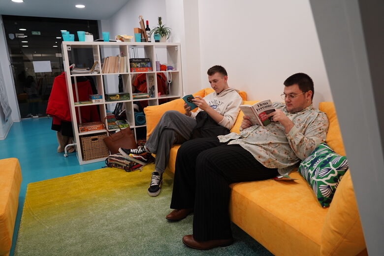 Младежи четат книги в "зоната за релакс" Младежи четат книги в "зоната за релакс"