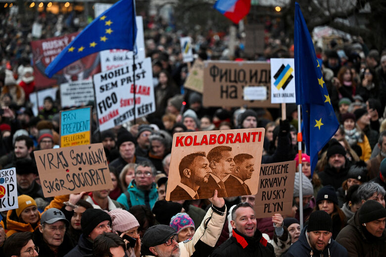 Протестиращите в Братислава и в десетки други словашки градове са недоволни от промяната на външнополитическия курс от премиера Роберт Фицо, който търси близост с Кремъл