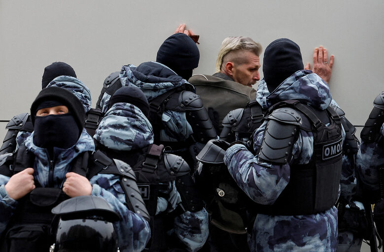 Русия преследва поддръжници на Навални една година след смъртта му
