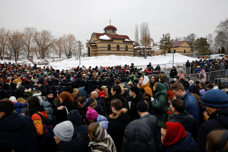 Русия преследва поддръжници на Навални една година след смъртта му