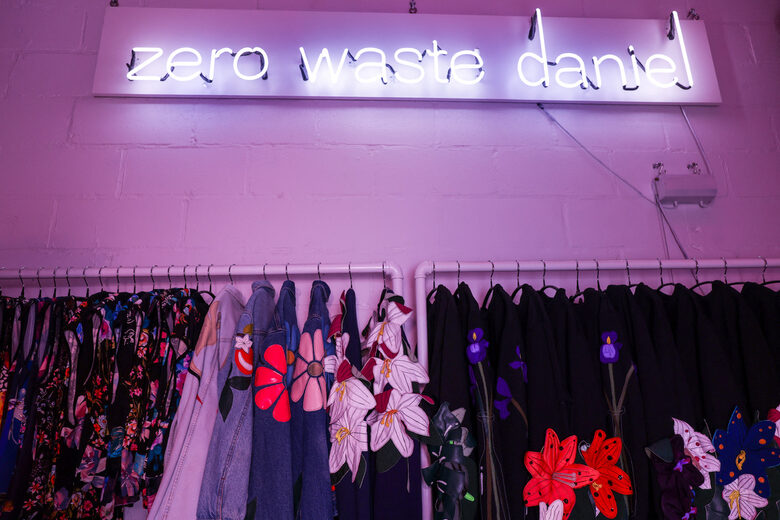 Творенията от колекцията Zero Waste Daniel "Sustainable Fashion is a Flower Shop" бяха представени по време на Седмицата на модата в Ню Йорк този февруари Творенията от колекцията Zero Waste Daniel "Sustainable Fashion is a Flower Shop" бяха представени по време на Седмицата на модата в Ню Йорк този февруари