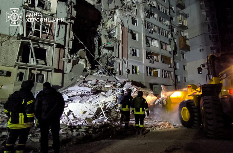 Руска авиобомба удари жилищен блок в Херсон, има пострадали