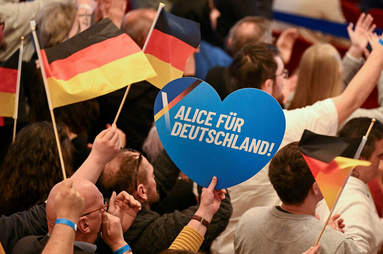 Призивът "Alice für Deutschland" ("Алис за Германия") подозрително напомня лозунга на нацистките щурмоваци Призивът "Alice für Deutschland" ("Алис за Германия") подозрително напомня лозунга на нацистките щурмоваци