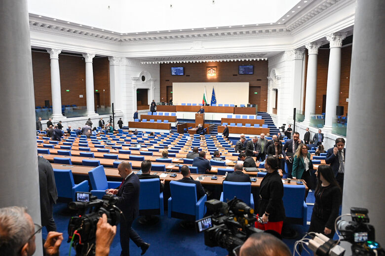 Парламентарната зала се опразни, когато Костадинов започна да чете декларация на "Възраждане" Парламентарната зала се опразни, когато Костадинов започна да чете декларация на "Възраждане"