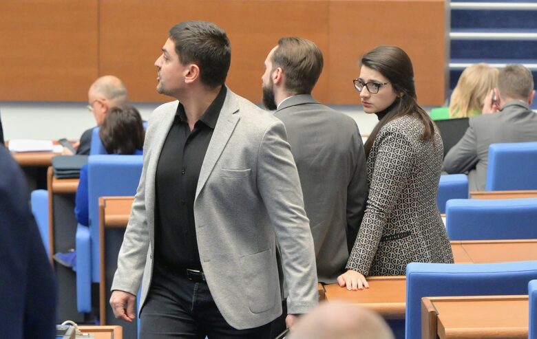 Костадинов обяви, че той е народът, а парламентът осъди с декларация поведението на "Възраждане"