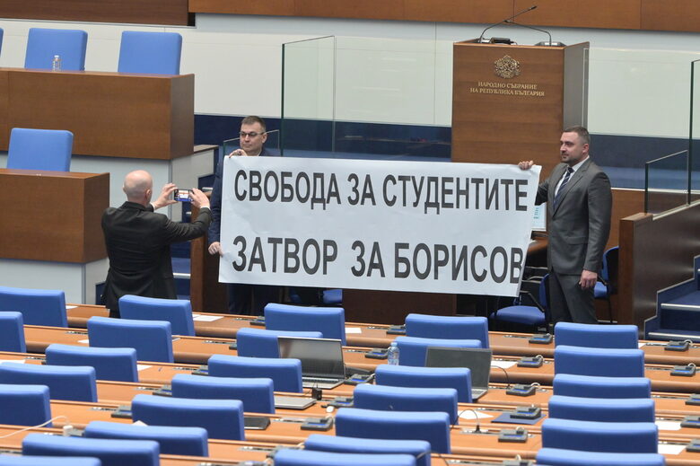 Костадинов обяви, че той е народът, а парламентът осъди с декларация поведението на "Възраждане"