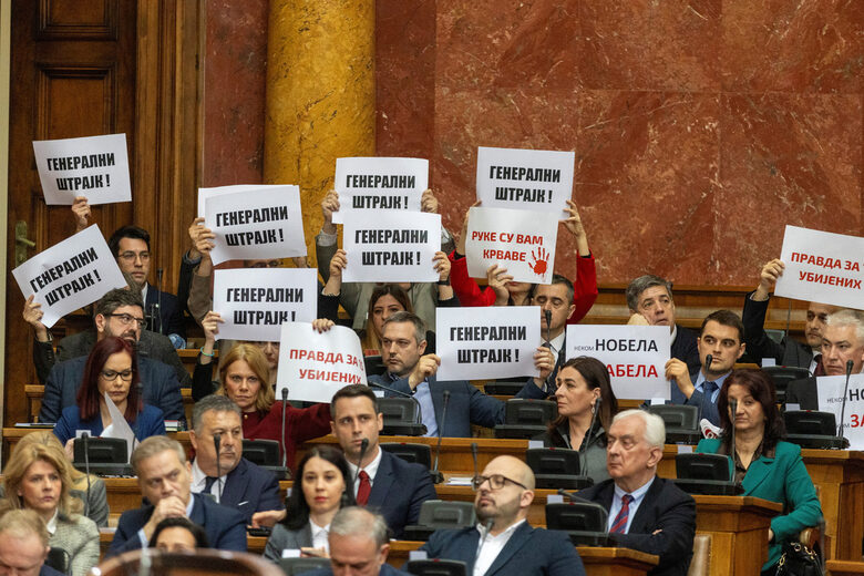 Сръбската опозиция в парламента държи протестни надписи "Сърбия въстава". Сръбската опозиция в парламента държи протестни надписи "Сърбия въстава".