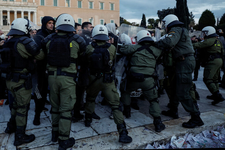 Полицията влезе в схватка с протестиращи на площада пред парламента в Атина, докато депутатите се готвят да дебатират внесеният от опозицията вот на недоверие на правителството. Протести има и в Солун