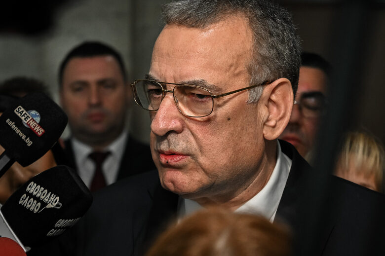 Според Чакъров институциите са зависими от "една персона" и се пречи на Конституционния съд