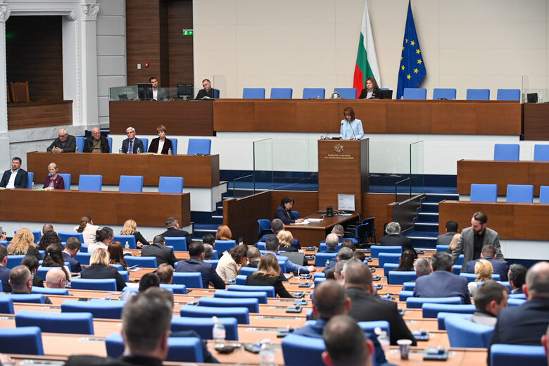 "Мирише на румънски съд": Парламентът откри фронт срещу Конституционния съд
